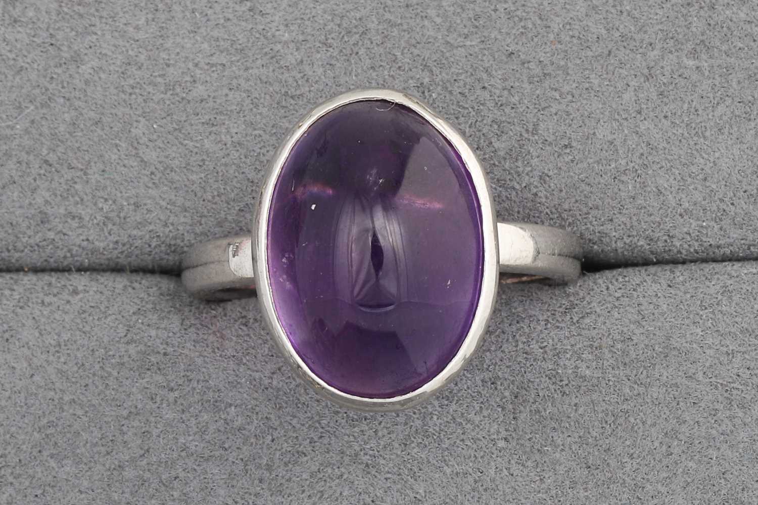Lot 65 - AN AMETHYST CABOCHON RING, mounted in silver,...