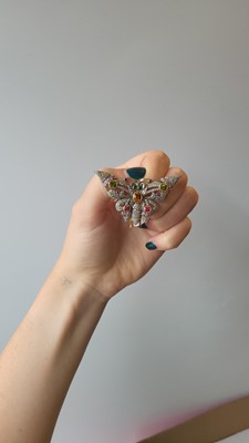 Lot 66 - A MULTI-GEM SET BROOCH, modelled as a...