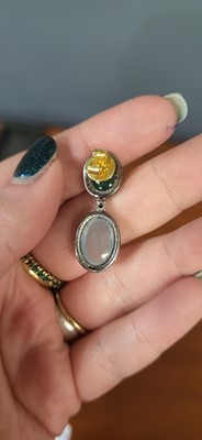 Lot 67 - A PAIR OF CABOCHON EMERALD AND AQUAMARINE DROP...