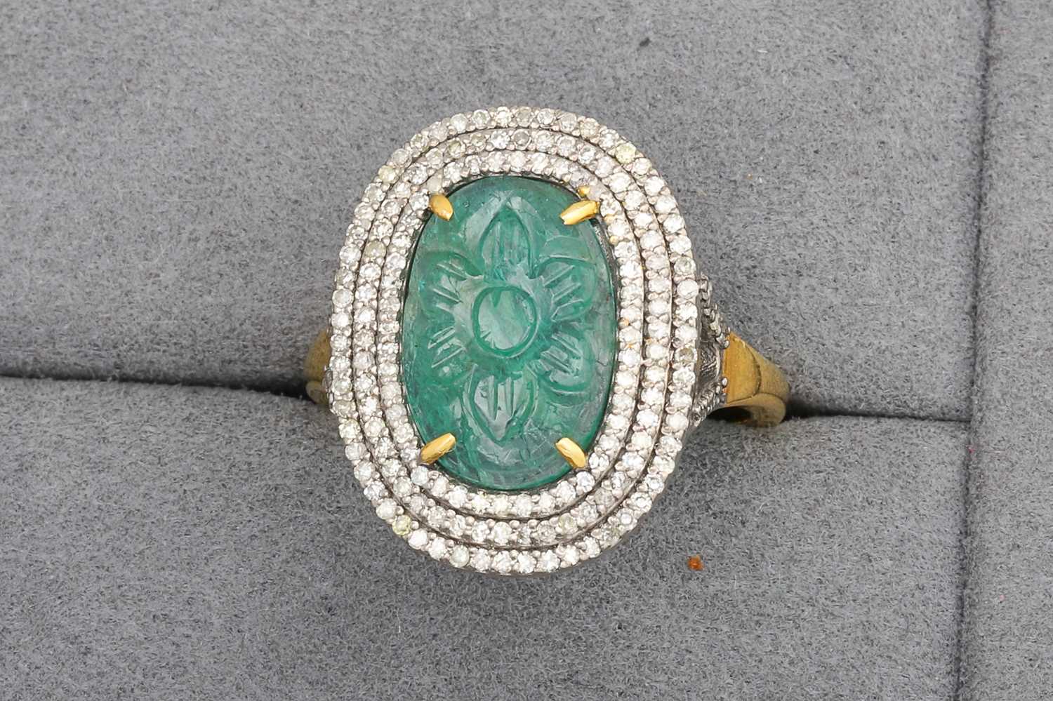 Lot 70 - AN EMERALD AND DIAMOND CLUSTER RING, the...