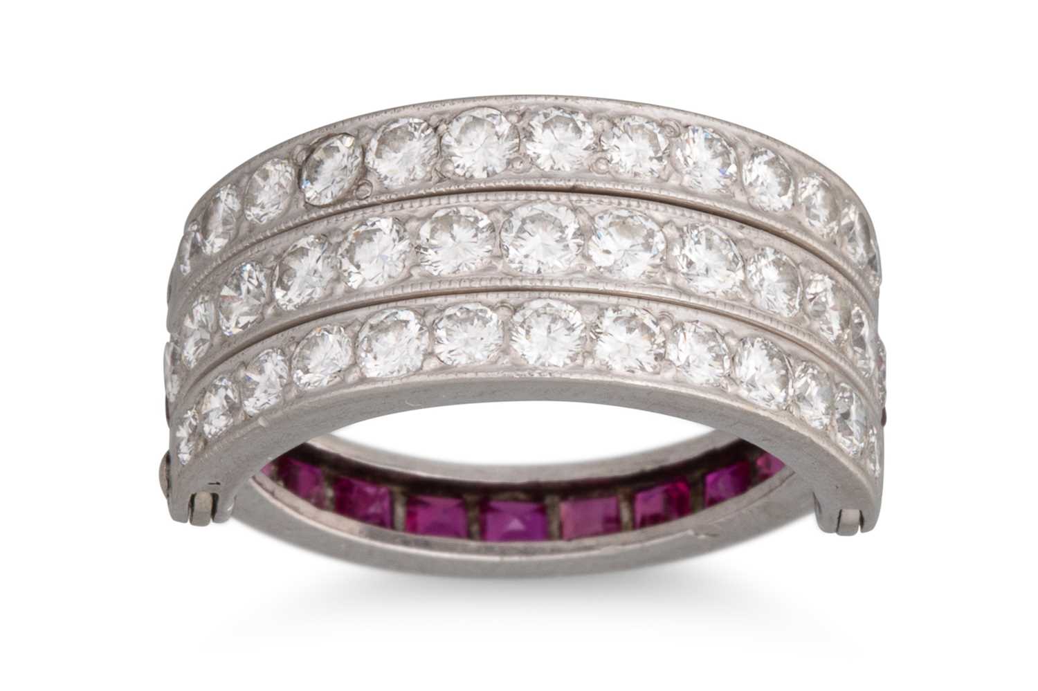 Lot 341 - A THREE ROWED SWIVEL SECTIONAL RING, gem and