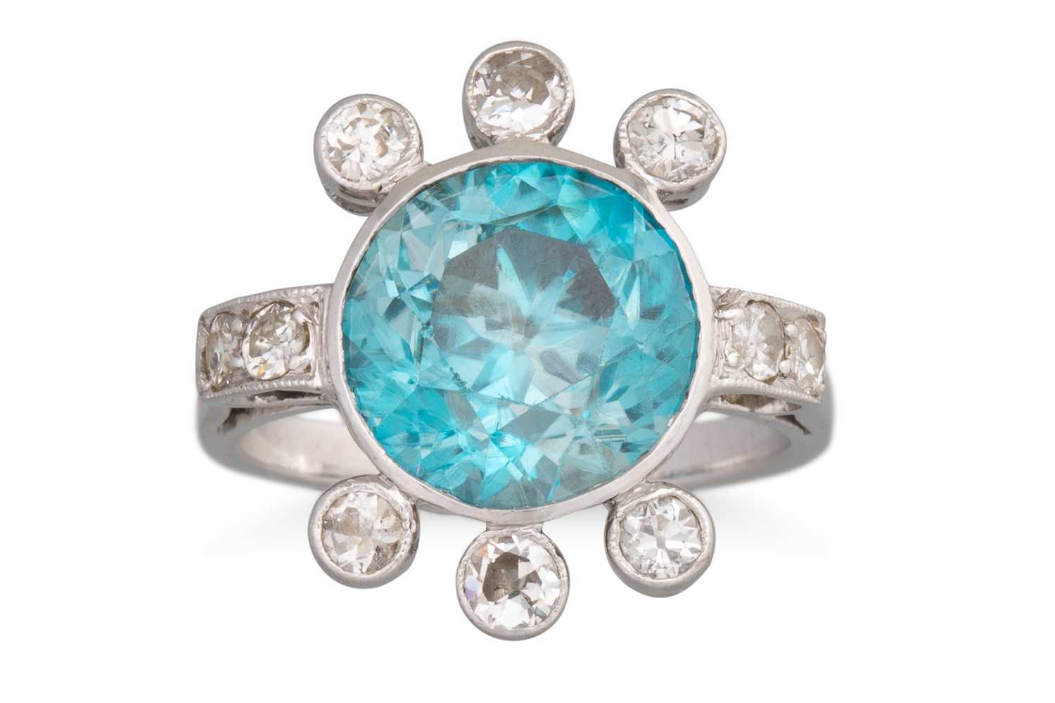 Lot 351 - A VINTAGE ZIRCON AND DIAMOND CLUSTER RING, the...