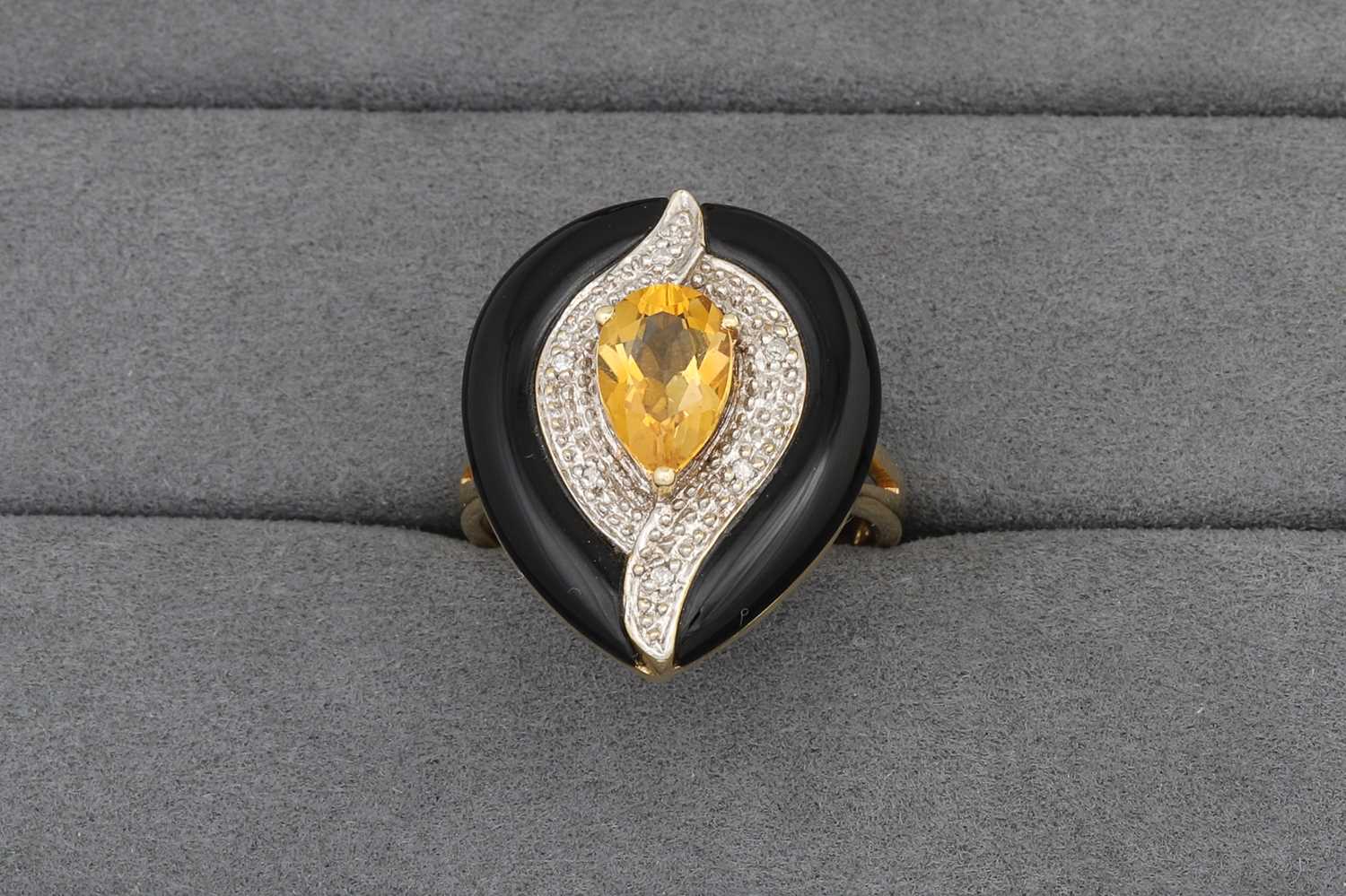 Lot 65 - A CITRINE, DIAMOND AND ONYX CLUSTER RING,...