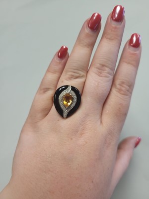 Lot 65 - A CITRINE, DIAMOND AND ONYX CLUSTER RING,...
