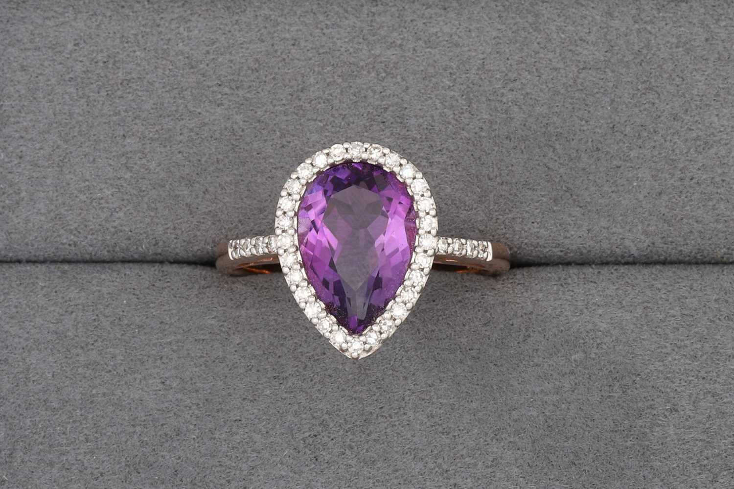 Lot 74 - AN AMETHYST AND DIAMOND CLUSTER RING,...
