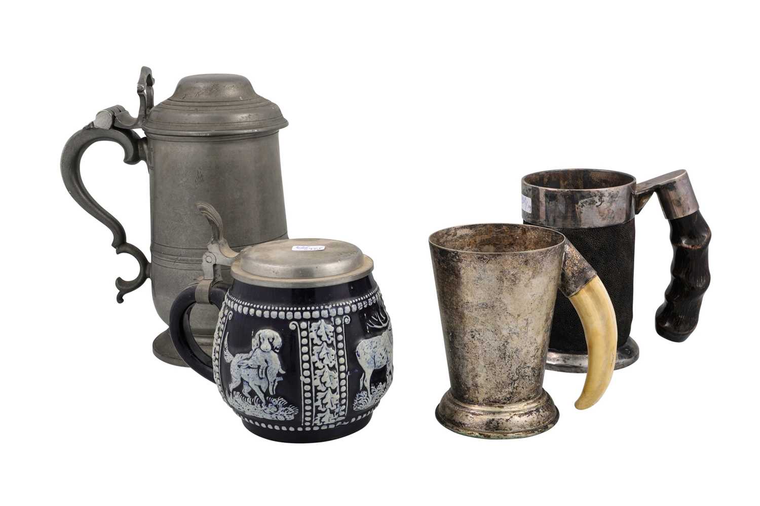 Lot 465 - AN ENGLISH PEWTER TANKARD OF PLAIN FORM WITH...