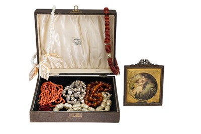 Lot 196 - A COLLECTION OF VINTAGE COSTUME JEWELLERY, to...