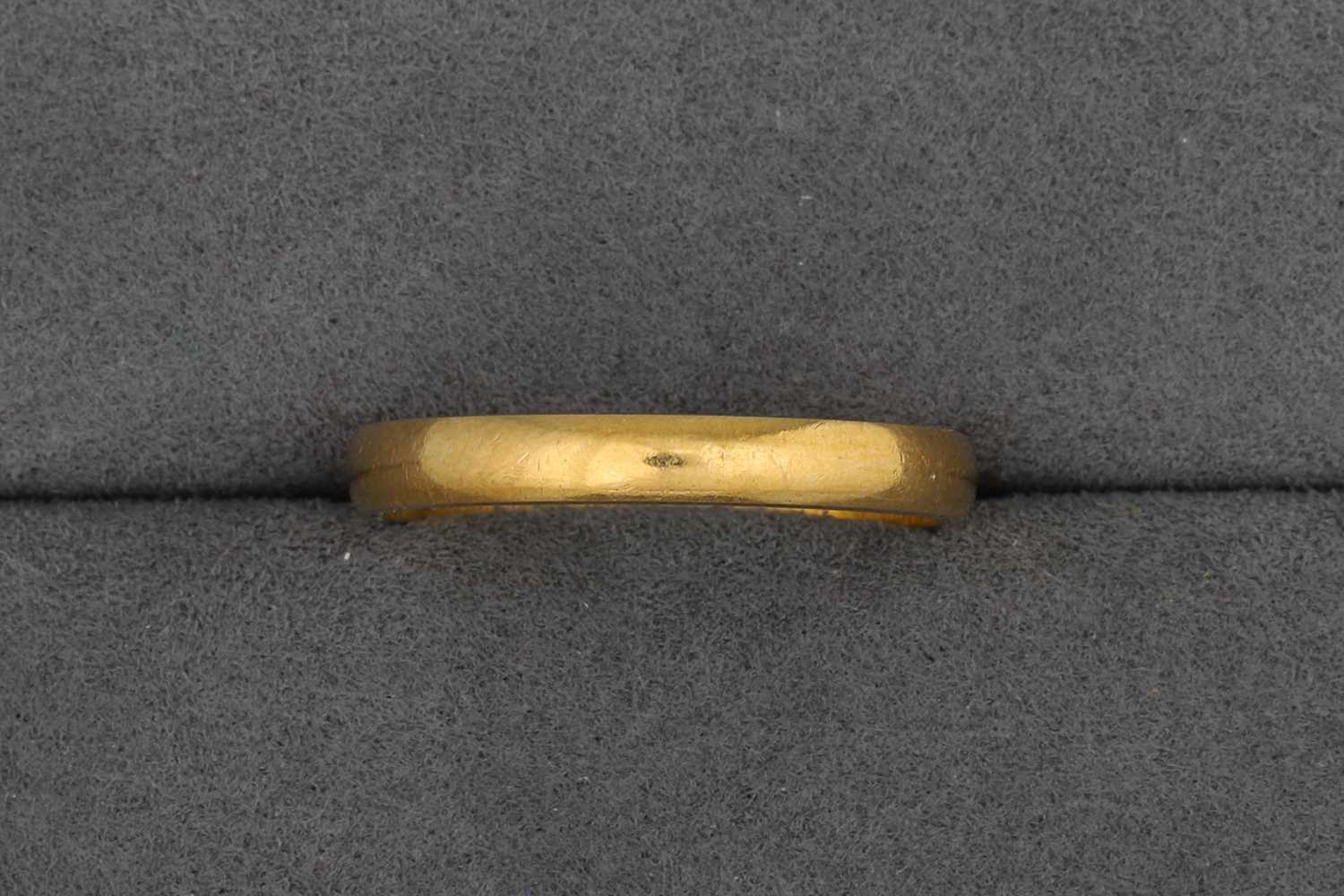 Lot 4 - AN 18CT YELLOW GOLD BAND RING, 2 g, size M