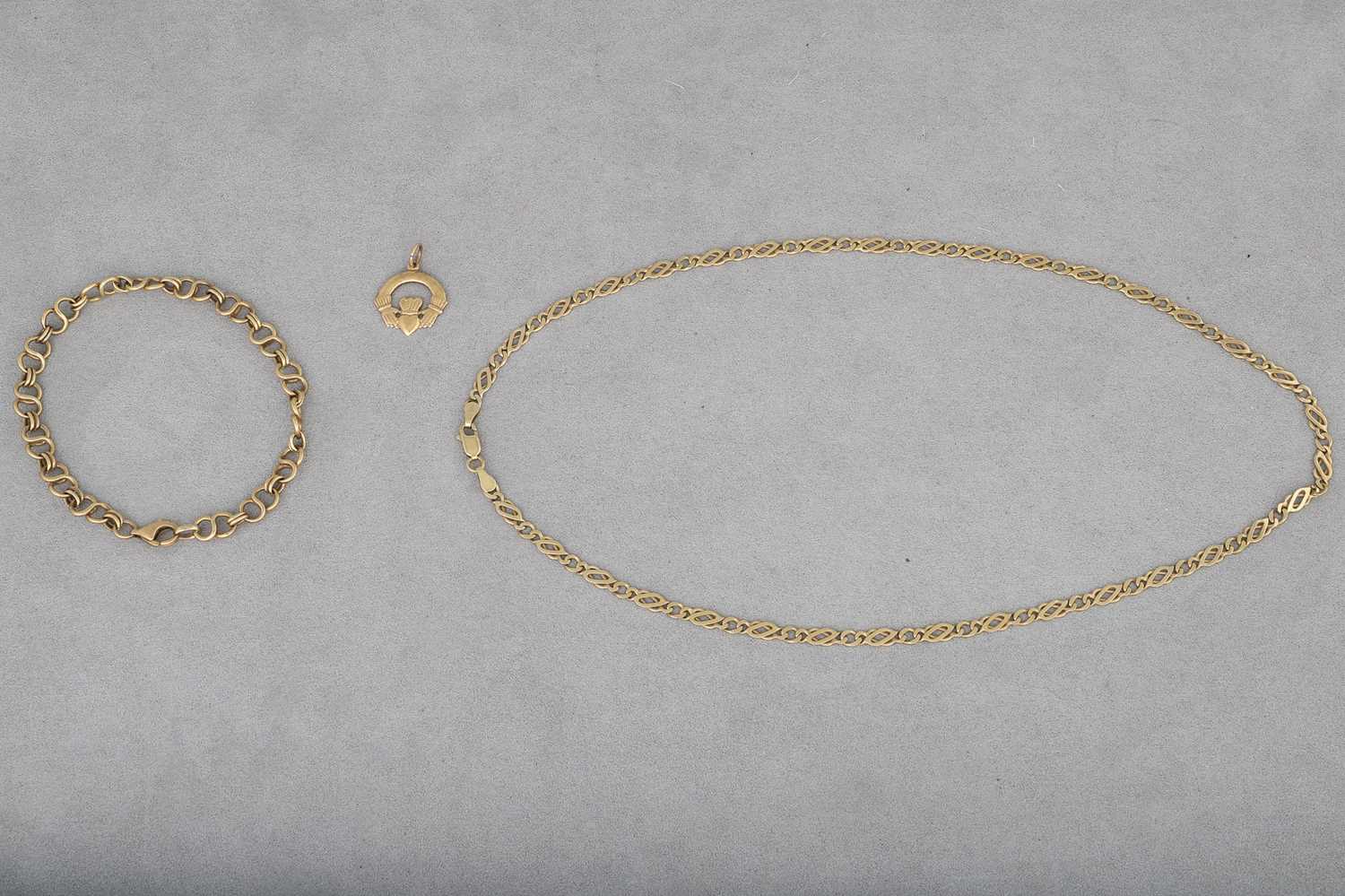 Lot 5 - A QUANTITY OF 9CT YELLOW GOLD ITEMS, to...