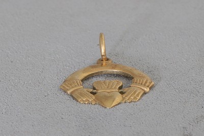Lot 5 - A QUANTITY OF 9CT YELLOW GOLD ITEMS, to...