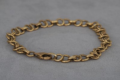 Lot 5 - A QUANTITY OF 9CT YELLOW GOLD ITEMS, to...