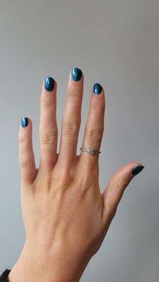 Lot 17 - A DIAMOND HALO CLUSTER RING, the principal...