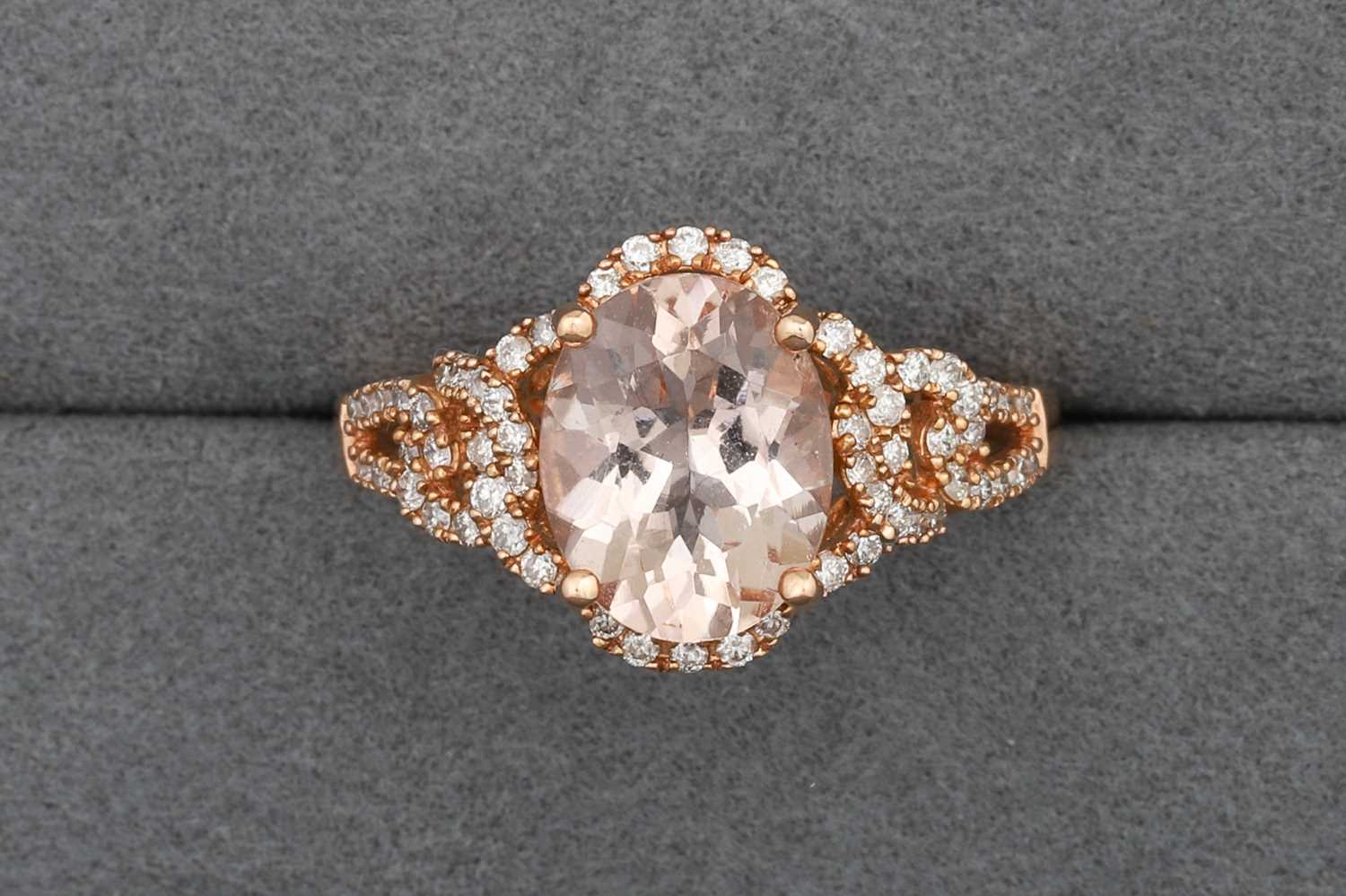 Lot 87 - A MORGANITE AND DIAMOND CLUSTER RING, mounted...