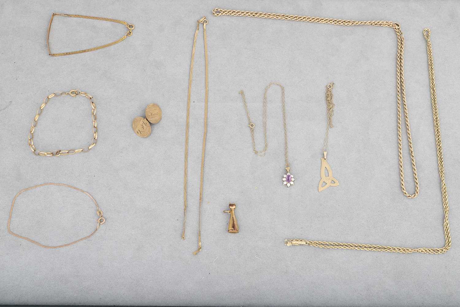 Lot 37 - A COLLECTION OF 9CT YELLOW ITEMS, to include...