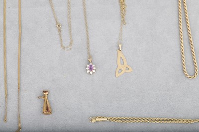 Lot 37 - A COLLECTION OF 9CT YELLOW ITEMS, to include...