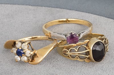Lot 38 - A COLLECTION OF ELEVEN 9CT YELLOW GOLD STONE...
