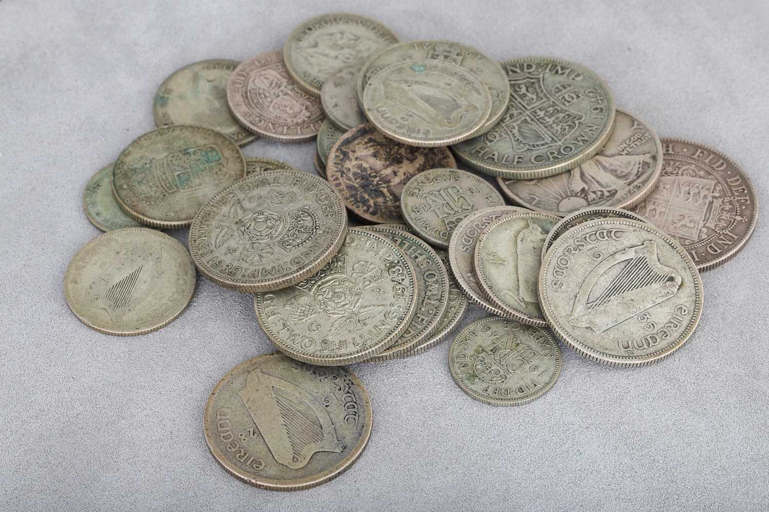 Lot 39 - A COLLECTION OF IRISH AND ENGLISH COINS,...