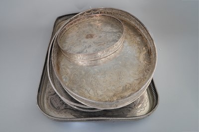 Lot 221 - A LARGE 20TH CENTURY SHAPED SILVER PLATED...
