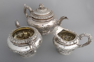 Lot 204 - A GEORGE IV ANTIQUE STERLING SILVER THREE...