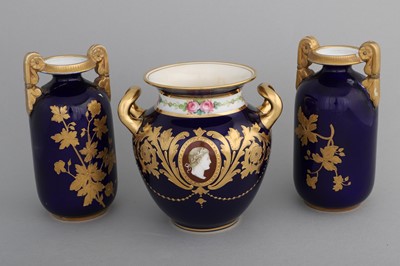 Lot 207 - AN ATTRACTIVE ANTIQUE MINTON NEOCLASSICAL...