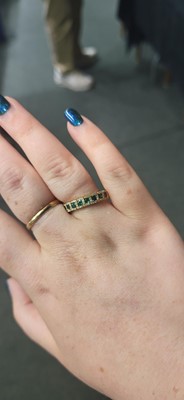 Lot 28 - AN EMERALD AND DIAMOND ETERNITY RING, the...
