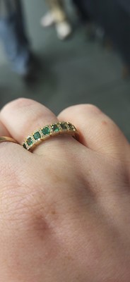 Lot 28 - AN EMERALD AND DIAMOND ETERNITY RING, the...