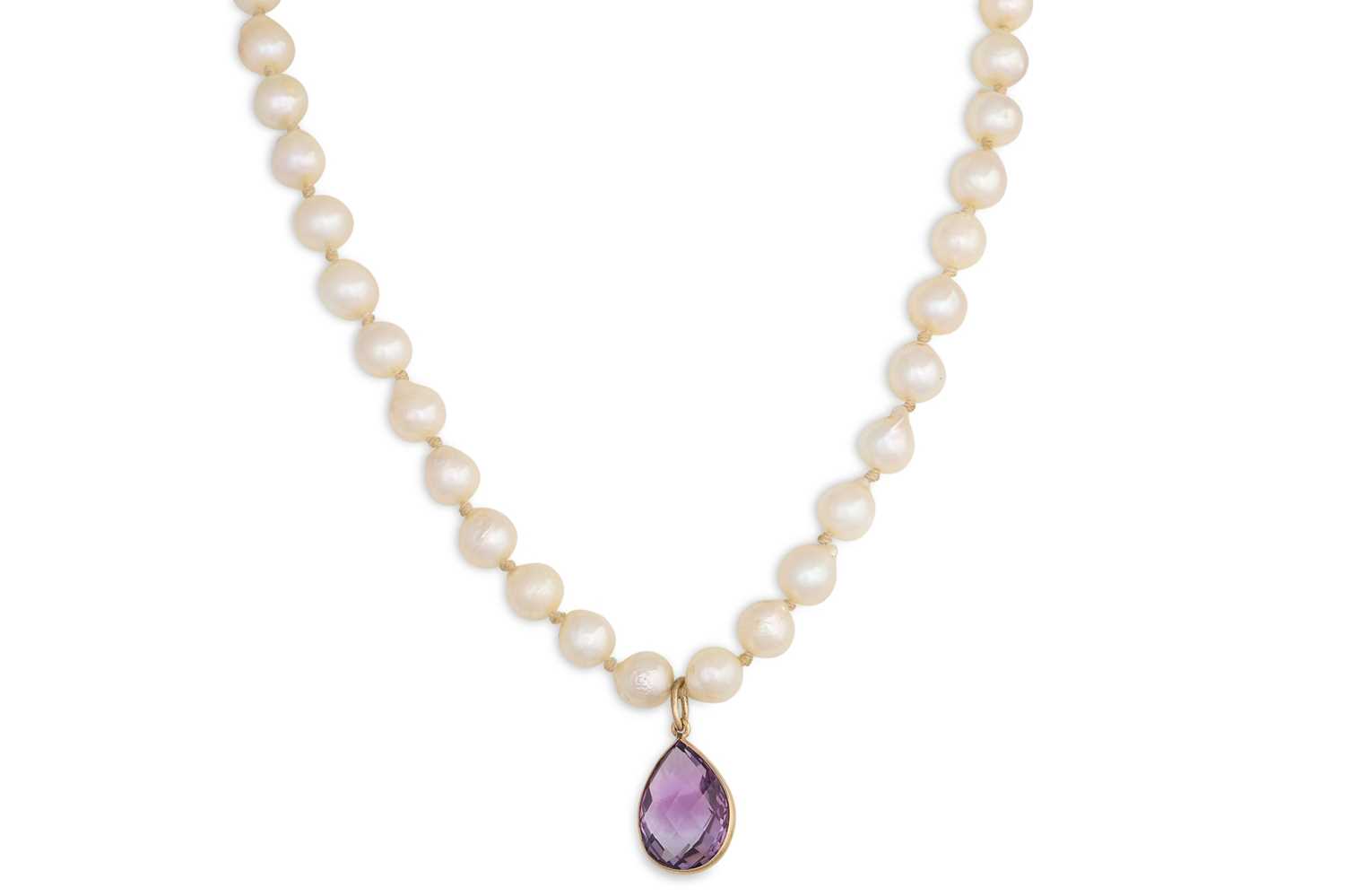 Lot 85 - A CULTURED PEARL NECKLACE, to a 9ct gold clasp,...