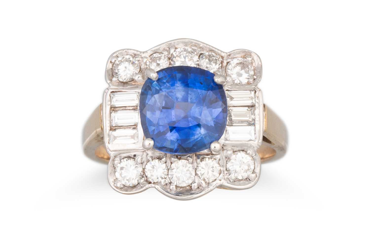 Lot 375 - AN IMPRESSIVE SAPPHIRE AND DIAMOND CLUSTER...