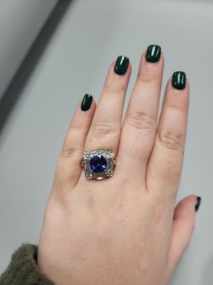 Lot 375 - AN IMPRESSIVE SAPPHIRE AND DIAMOND CLUSTER...