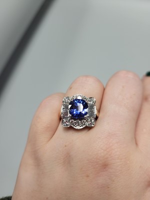 Lot 375 - AN IMPRESSIVE SAPPHIRE AND DIAMOND CLUSTER...