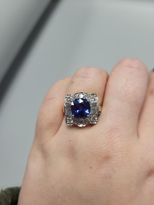Lot 375 - AN IMPRESSIVE SAPPHIRE AND DIAMOND CLUSTER...