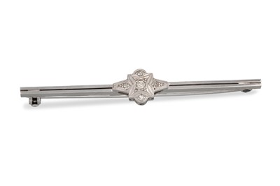 Lot 257 - AN EARLY 20TH CENTURY DIAMOND SET BAR BROOCH,...