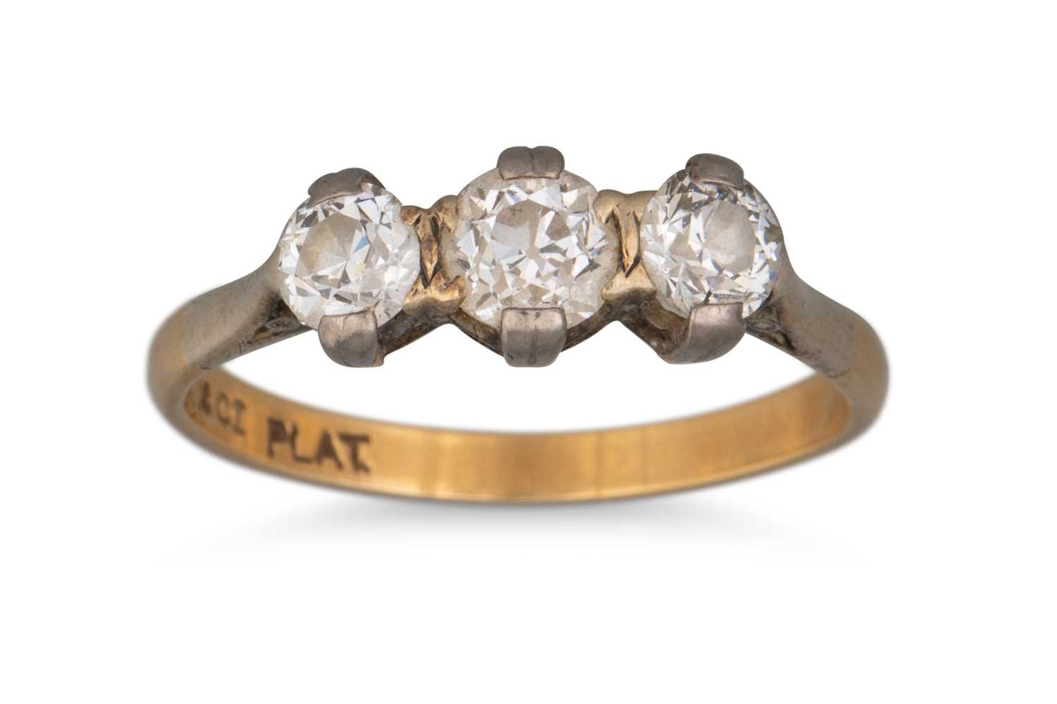 Lot 174 - AN ANTIQUE THREE STONE DIAMOND RING, C. 1900,...