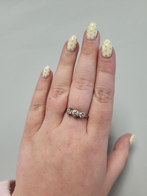 Lot 174 - AN ANTIQUE THREE STONE DIAMOND RING, C. 1900,...