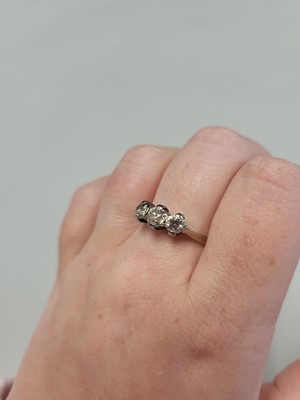 Lot 174 - AN ANTIQUE THREE STONE DIAMOND RING, C. 1900,...