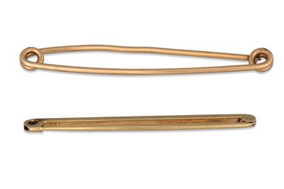 Lot 290 - AN EARLY 20TH CENTURY 15CT GOLD SAFETY PIN...