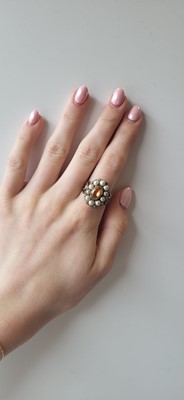 Lot 295 - AN EARLY 19TH CENTURY RING, C. 1800, set with...