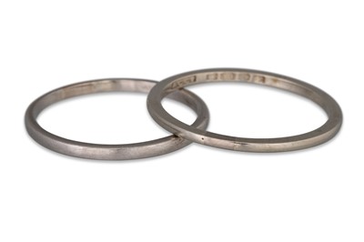Lot 333 - AN ART DECO 18CT WHITE GOLD RING,  hallmarked...