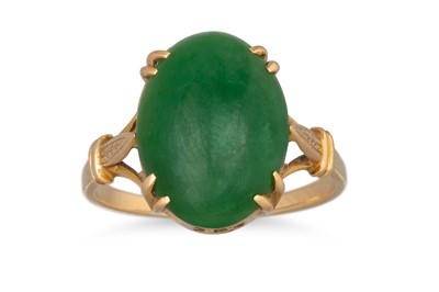 Lot 338 - AN EARLY 20TH CENTURY JADE RING, mounted in...