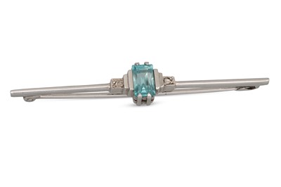 Lot 339 - AN ART DECO AQUAMARINE AND DIAMOND BAR BROOCH,...