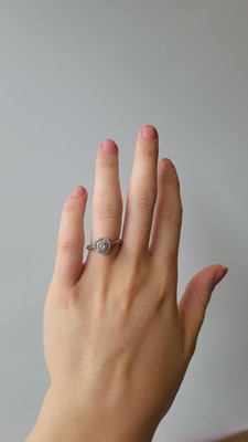 Lot 21 - A DIAMOND SET CLUSTER RING, diamond set...