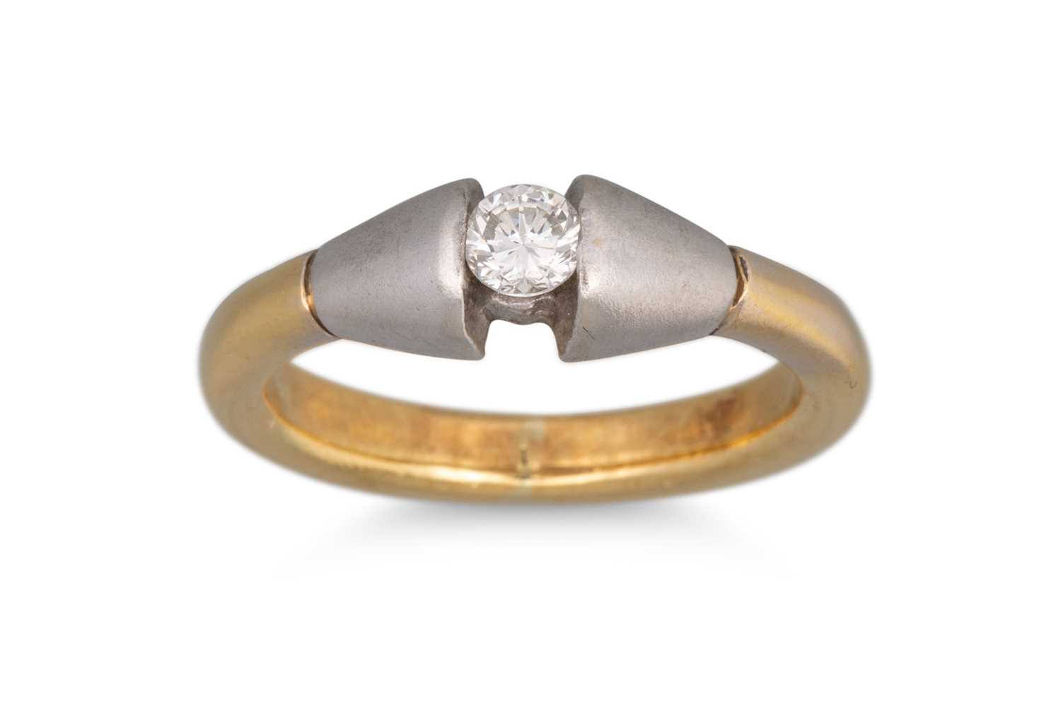 Lot 45 - A DIAMOND SOLITAIRE RING, the round brilliant...