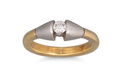 Lot 45 - A DIAMOND SOLITAIRE RING, the round brilliant...