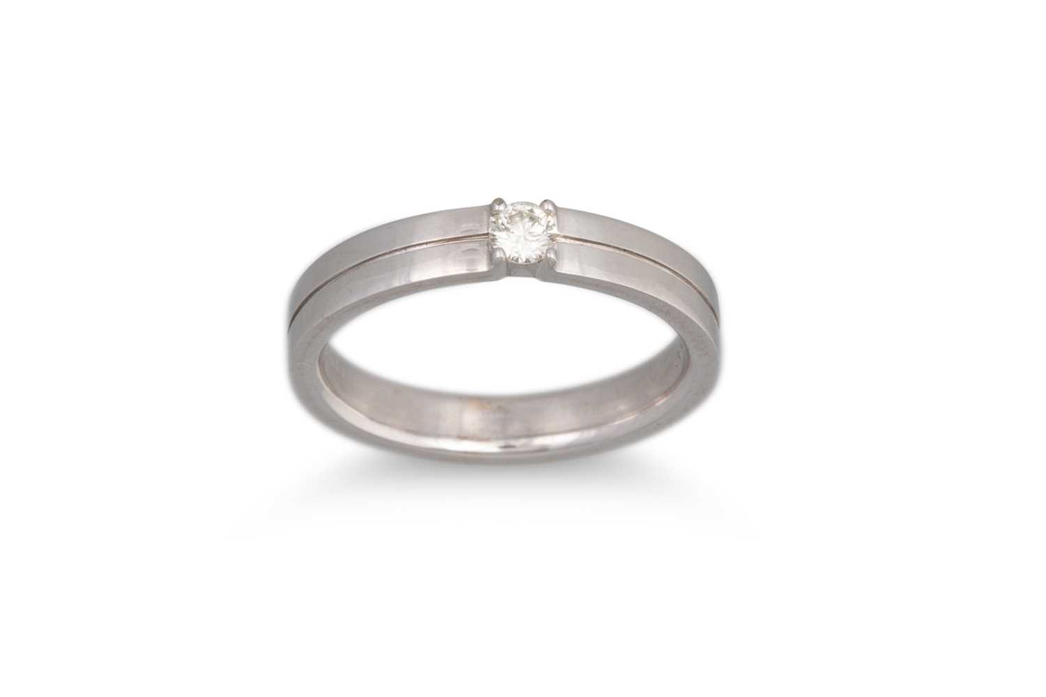 Lot 55 - A DIAMOND RING, mounted in 14ct white gold,...