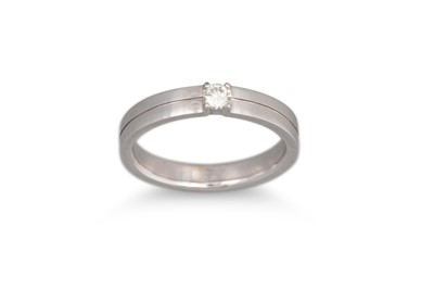 Lot 55 - A DIAMOND RING, mounted in 14ct white gold,...