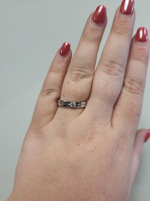 Lot 45 - A DIAMOND RING, mounted in 14ct white gold,...