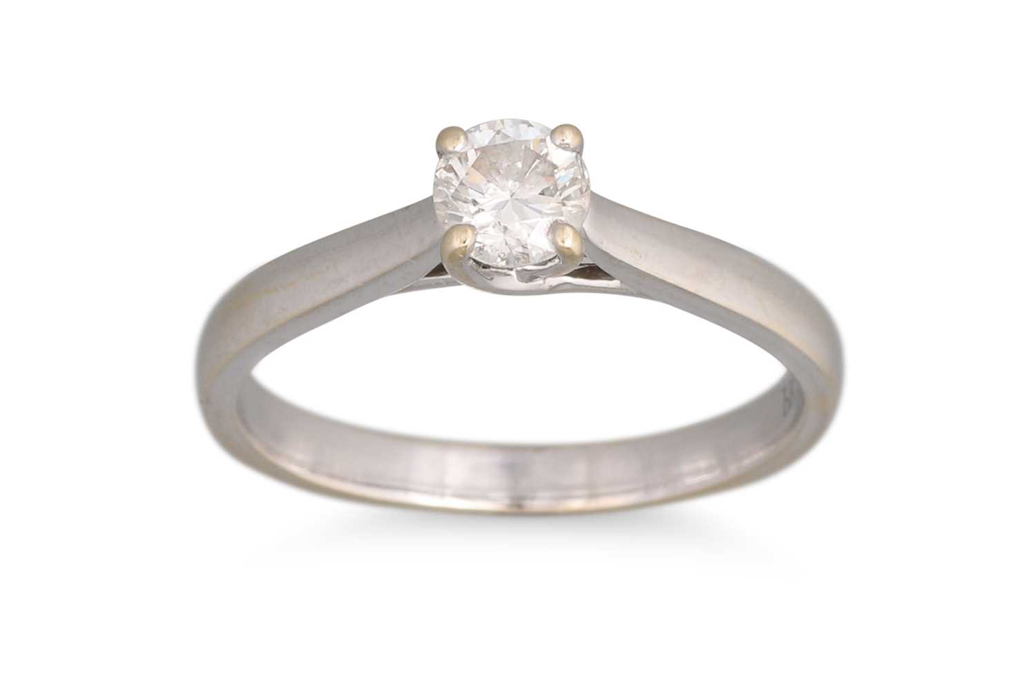 Lot 8 - A DIAMOND SOLITAIRE RING, mounted in 18ct...
