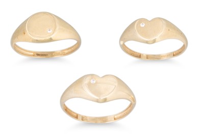 Lot 116 - THREE 9CT YELLOW GOLD SIGNET RINGS, sizes N-P