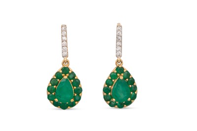 Lot 117 - A PAIR OF DIAMOND AND EMERALD DROP EARRINGS,...