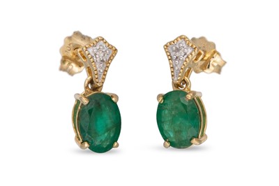 Lot 119 - A PAIR OF EMERALD AND DIAMOND DROP CLUSTER...